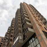 Gli edifici in questione impressionano per la loro maestosit�. Si tratta per lo pi� di palazzi di 14 piani con prospetti simmetrici e squadrati e pochi orpelli decorativi